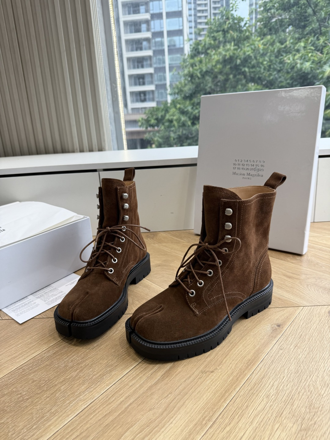 G042顶级品质Maison Margie*·26s 新款 复古色分趾马丁靴 马丁靴的经典八孔轮廓被完整保留——那份来自 G042顶级品质Maison Margie*·26s 新款 复古色分趾马丁靴 马丁靴的经典八孔轮廓被完整保留——那份来自