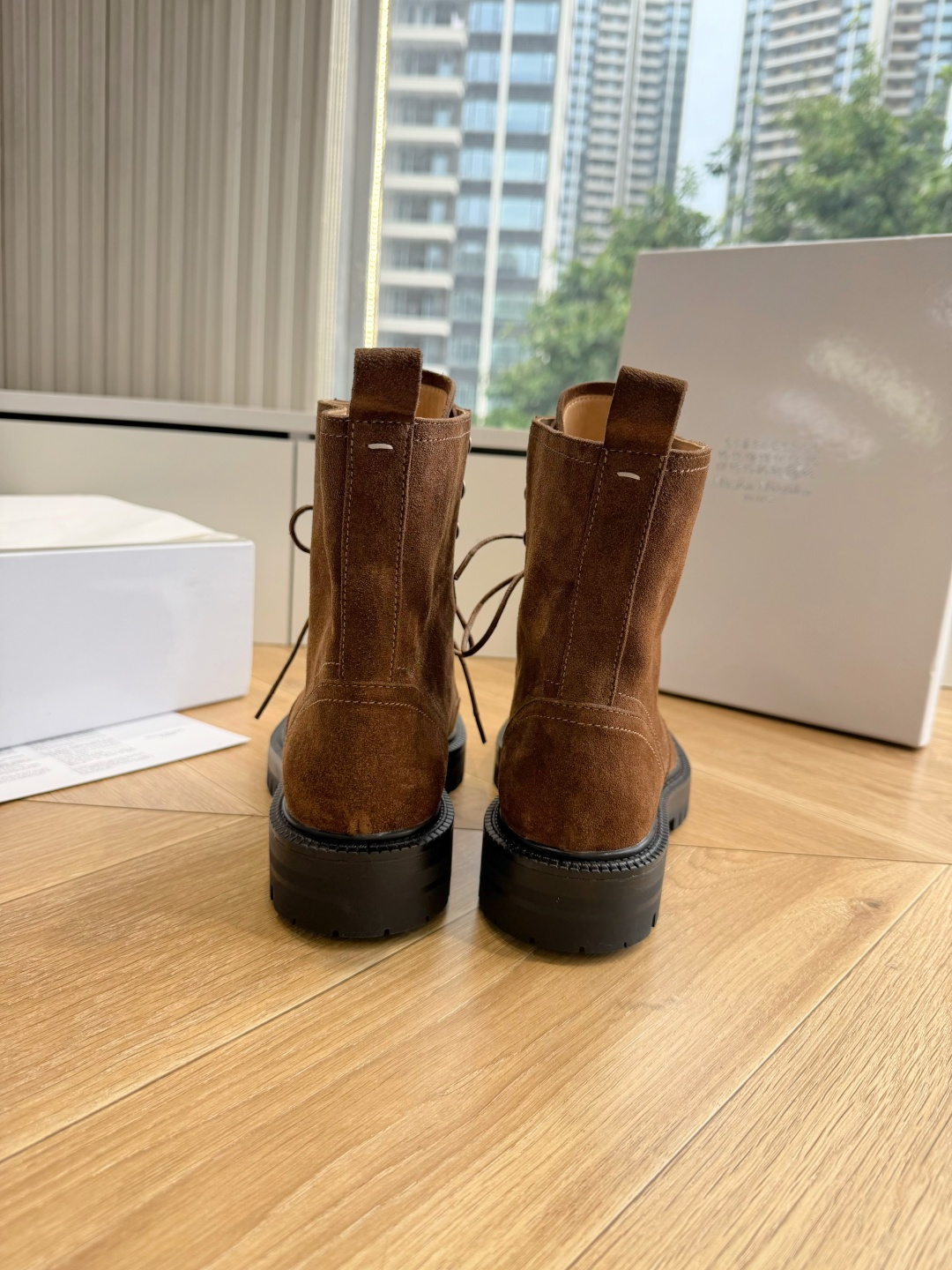 G042顶级品质Maison Margie*·26s 新款 复古色分趾马丁靴 马丁靴的经典八孔轮廓被完整保留——那份来自 G042顶级品质Maison Margie*·26s 新款 复古色分趾马丁靴 马丁靴的经典八孔轮廓被完整保留——那份来自