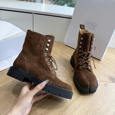 G042顶级品质Maison Margie*·26s 新款 复古色分趾马丁靴 马丁靴的经典八孔轮廓被完整保留——那份来自 G042顶级品质Maison Margie*·26s 新款 复古色分趾马丁靴 马丁靴的经典八孔轮廓被完整保留——那份来自