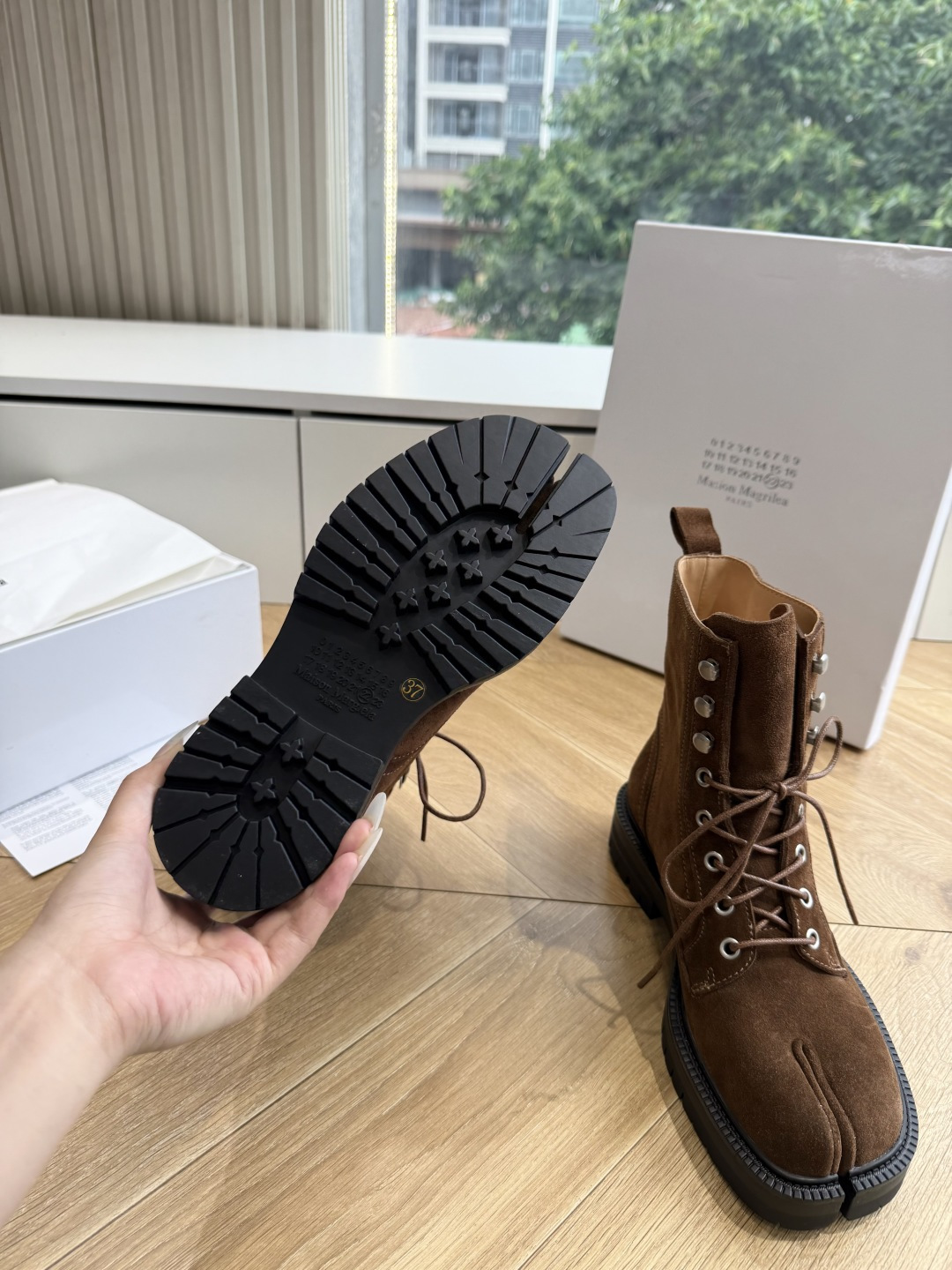 G042顶级品质Maison Margie*·26s 新款 复古色分趾马丁靴 马丁靴的经典八孔轮廓被完整保留——那份来自 G042顶级品质Maison Margie*·26s 新款 复古色分趾马丁靴 马丁靴的经典八孔轮廓被完整保留——那份来自