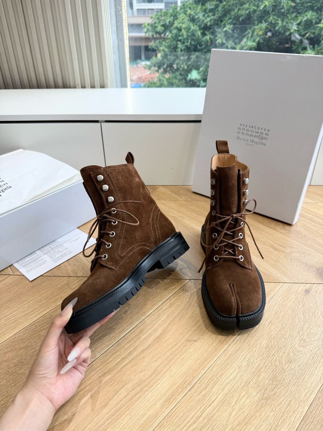 G042顶级品质Maison Margie*·26s 新款 复古色分趾马丁靴 马丁靴的经典八孔轮廓被完整保留——那份来自 G042顶级品质Maison Margie*·26s 新款 复古色分趾马丁靴 马丁靴的经典八孔轮廓被完整保留——那份来自