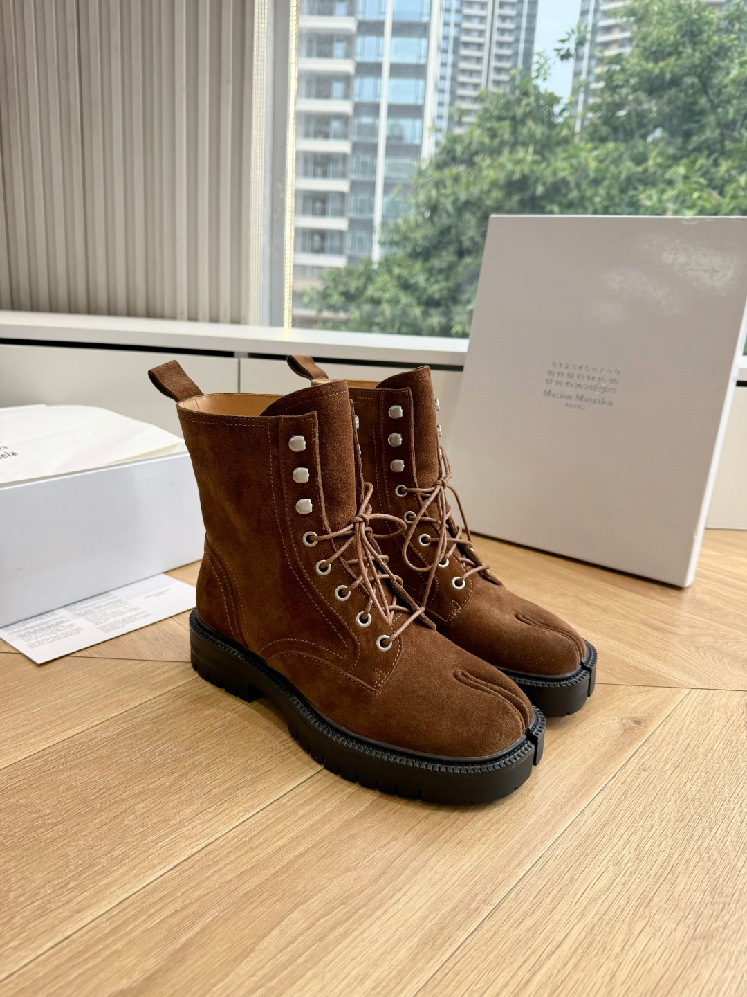 G042顶级品质Maison Margie*·26s 新款 复古色分趾马丁靴 马丁靴的经典八孔轮廓被完整保留——那份来自 G042顶级品质Maison Margie*·26s 新款 复古色分趾马丁靴 马丁靴的经典八孔轮廓被完整保留——那份来自
