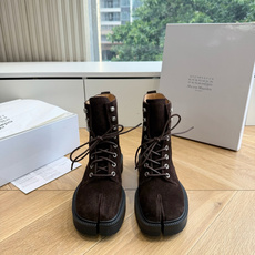 G042顶级品质Maison Margie*·26s 新款 复古色分趾马丁靴 马丁靴的经典八孔轮廓被完整保留——那份来自 G042顶级品质Maison Margie*·26s 新款 复古色分趾马丁靴 马丁靴的经典八孔轮廓被完整保留——那份来自