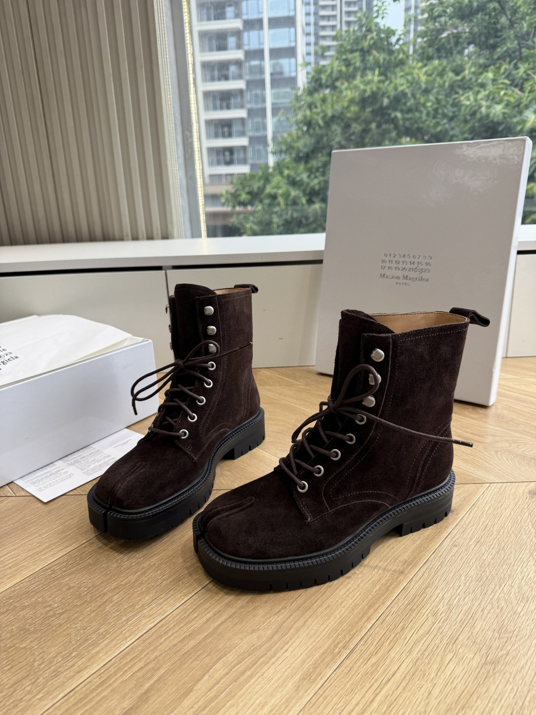 G042顶级品质Maison Margie*·26s 新款 复古色分趾马丁靴 马丁靴的经典八孔轮廓被完整保留——那份来自 G042顶级品质Maison Margie*·26s 新款 复古色分趾马丁靴 马丁靴的经典八孔轮廓被完整保留——那份来自