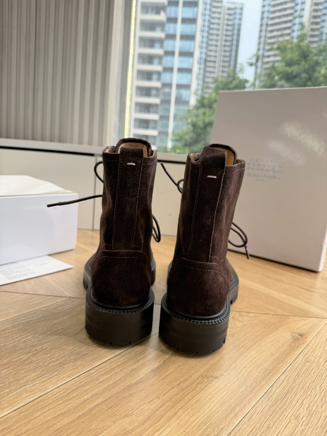 G042顶级品质Maison Margie*·26s 新款 复古色分趾马丁靴 马丁靴的经典八孔轮廓被完整保留——那份来自 G042顶级品质Maison Margie*·26s 新款 复古色分趾马丁靴 马丁靴的经典八孔轮廓被完整保留——那份来自