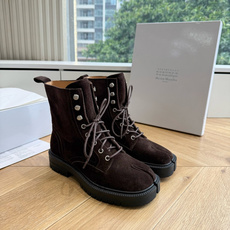 G042顶级品质Maison Margie*·26s 新款 复古色分趾马丁靴 马丁靴的经典八孔轮廓被完整保留——那份来自 G042顶级品质Maison Margie*·26s 新款 复古色分趾马丁靴 马丁靴的经典八孔轮廓被完整保留——那份来自