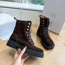 G042顶级品质Maison Margie*·26s 新款 复古色分趾马丁靴 马丁靴的经典八孔轮廓被完整保留——那份来自 G042顶级品质Maison Margie*·26s 新款 复古色分趾马丁靴 马丁靴的经典八孔轮廓被完整保留——那份来自