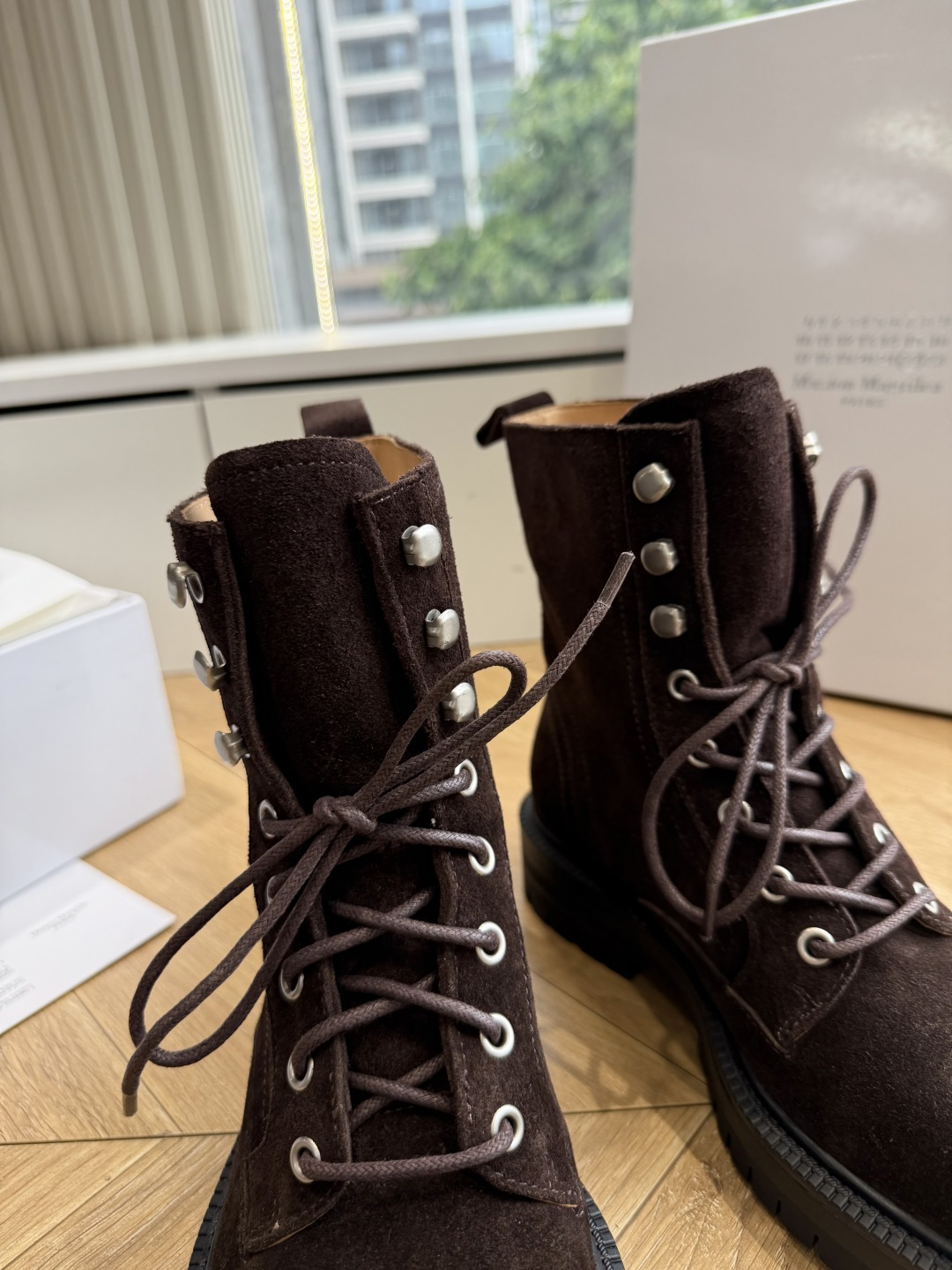 G042顶级品质Maison Margie*·26s 新款 复古色分趾马丁靴 马丁靴的经典八孔轮廓被完整保留——那份来自 G042顶级品质Maison Margie*·26s 新款 复古色分趾马丁靴 马丁靴的经典八孔轮廓被完整保留——那份来自