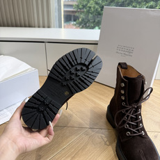 G042顶级品质Maison Margie*·26s 新款 复古色分趾马丁靴 马丁靴的经典八孔轮廓被完整保留——那份来自 G042顶级品质Maison Margie*·26s 新款 复古色分趾马丁靴 马丁靴的经典八孔轮廓被完整保留——那份来自
