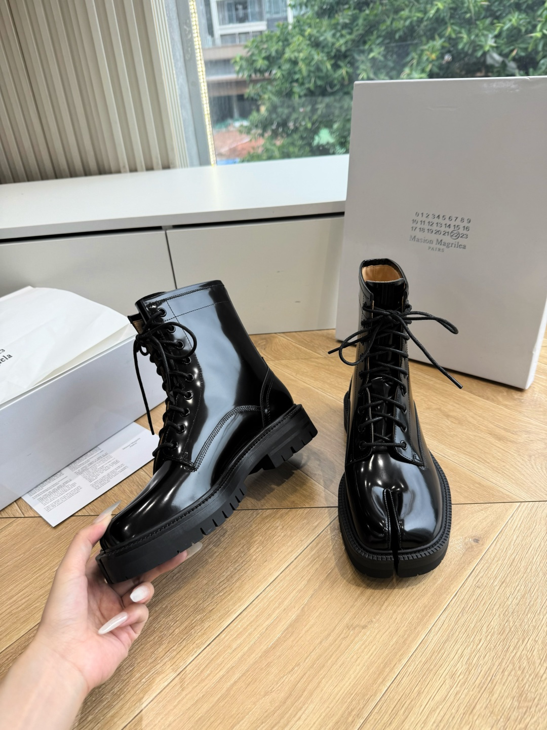 G042顶级品质Maison Margie*·26s 新款 复古色分趾马丁靴 马丁靴的经典八孔轮廓被完整保留——那份来自 G042顶级品质Maison Margie*·26s 新款 复古色分趾马丁靴 马丁靴的经典八孔轮廓被完整保留——那份来自