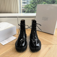 G042顶级品质Maison Margie*·26s 新款 复古色分趾马丁靴 马丁靴的经典八孔轮廓被完整保留——那份来自 G042顶级品质Maison Margie*·26s 新款 复古色分趾马丁靴 马丁靴的经典八孔轮廓被完整保留——那份来自
