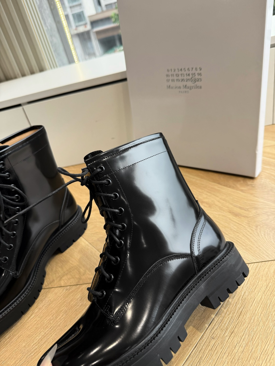 G042顶级品质Maison Margie*·26s 新款 复古色分趾马丁靴 马丁靴的经典八孔轮廓被完整保留——那份来自 G042顶级品质Maison Margie*·26s 新款 复古色分趾马丁靴 马丁靴的经典八孔轮廓被完整保留——那份来自