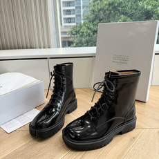 G042顶级品质Maison Margie*·26s 新款 复古色分趾马丁靴 马丁靴的经典八孔轮廓被完整保留——那份来自 G042顶级品质Maison Margie*·26s 新款 复古色分趾马丁靴 马丁靴的经典八孔轮廓被完整保留——那份来自