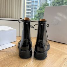 G042顶级品质Maison Margie*·26s 新款 复古色分趾马丁靴 马丁靴的经典八孔轮廓被完整保留——那份来自 G042顶级品质Maison Margie*·26s 新款 复古色分趾马丁靴 马丁靴的经典八孔轮廓被完整保留——那份来自