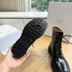 G042顶级品质Maison Margie*·26s 新款 复古色分趾马丁靴 马丁靴的经典八孔轮廓被完整保留——那份来自 G042顶级品质Maison Margie*·26s 新款 复古色分趾马丁靴 马丁靴的经典八孔轮廓被完整保留——那份来自