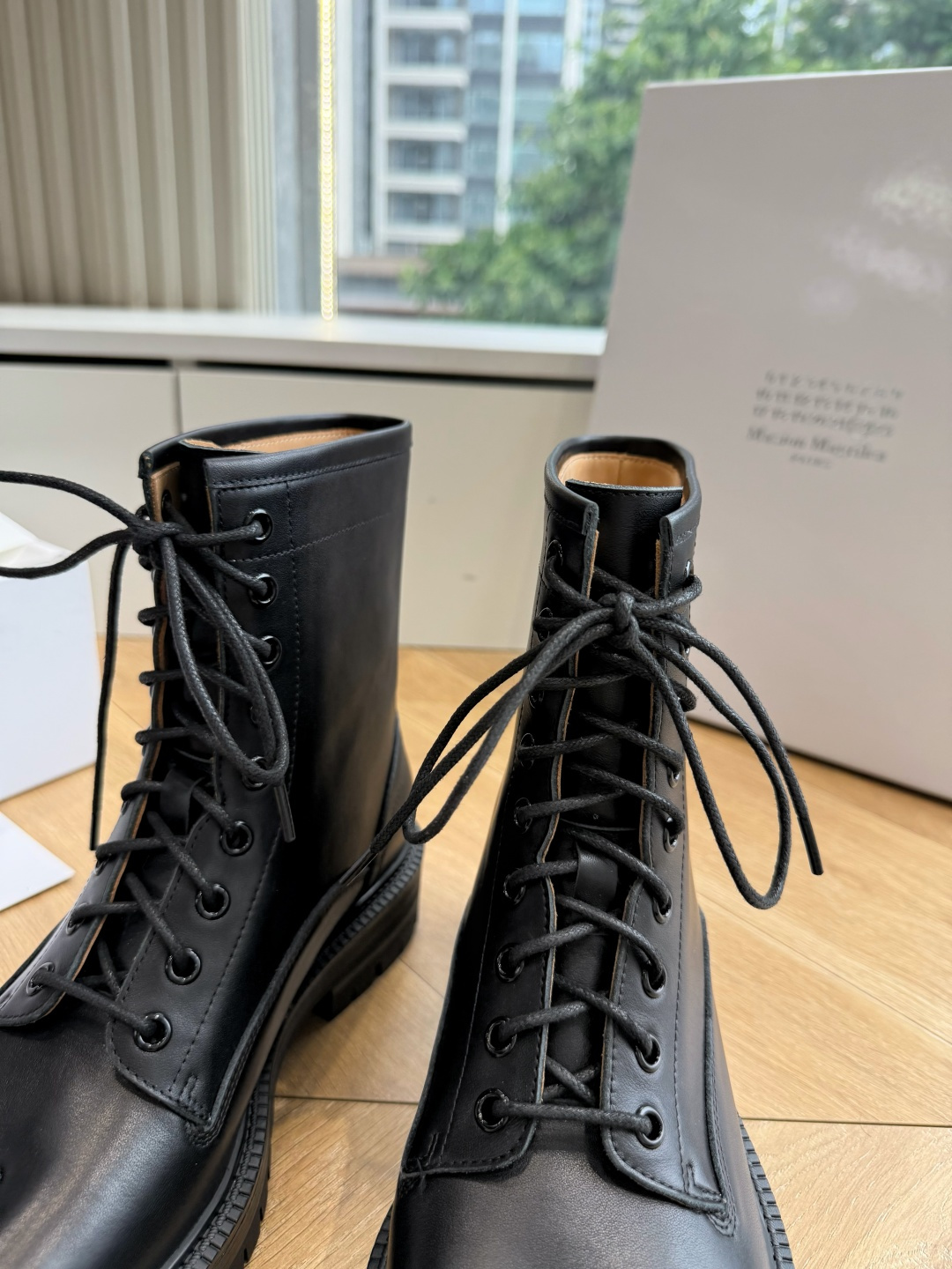 G042顶级品质Maison Margie*·26s 新款 复古色分趾马丁靴 马丁靴的经典八孔轮廓被完整保留——那份来自