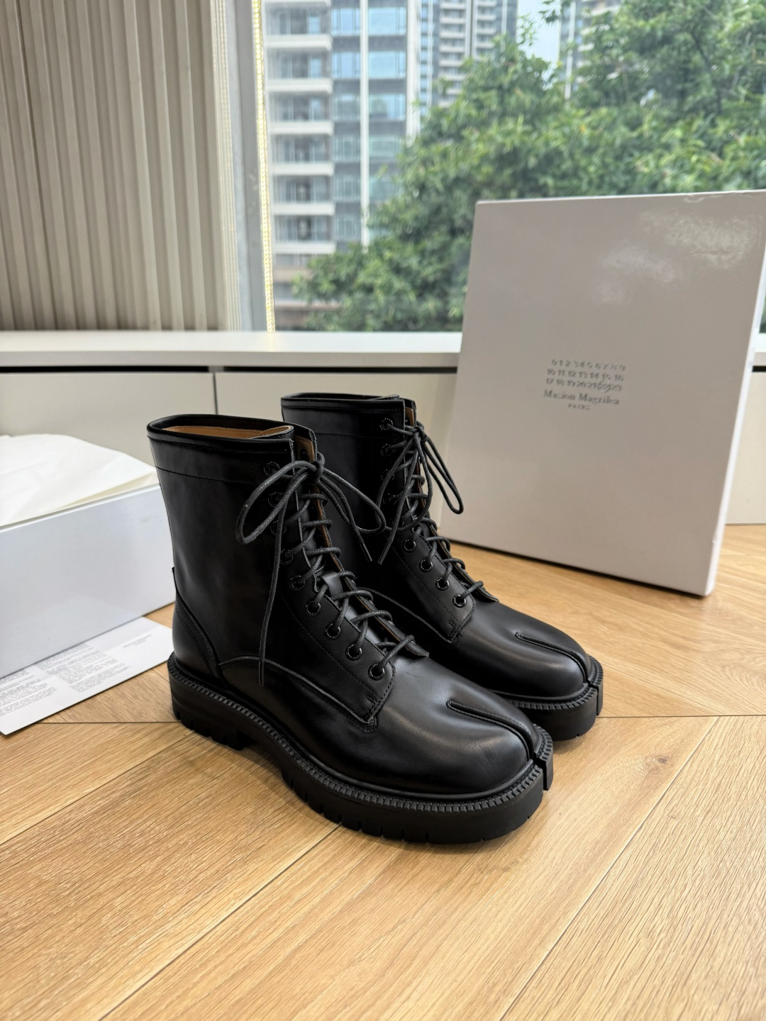 G042顶级品质Maison Margie*·26s 新款 复古色分趾马丁靴 马丁靴的经典八孔轮廓被完整保留——那份来自