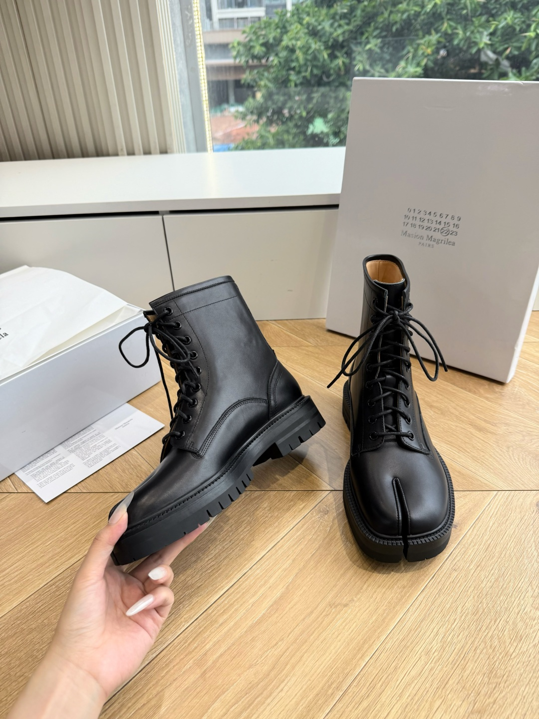G042顶级品质Maison Margie*·26s 新款 复古色分趾马丁靴 马丁靴的经典八孔轮廓被完整保留——那份来自