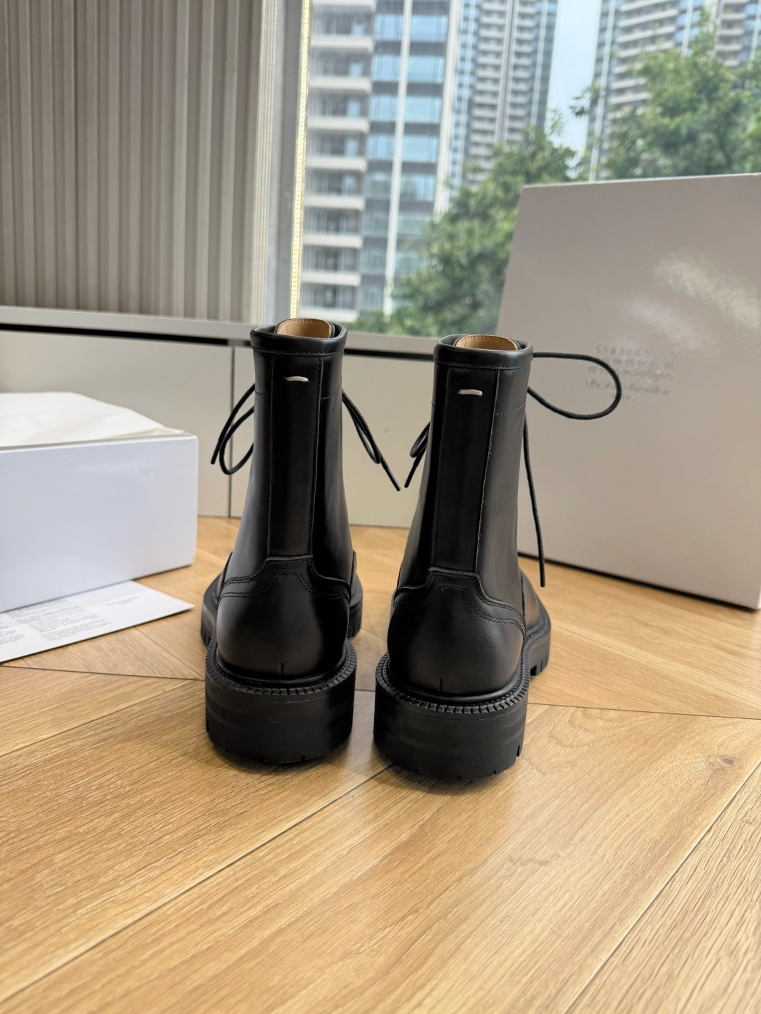 G042顶级品质Maison Margie*·26s 新款 复古色分趾马丁靴 马丁靴的经典八孔轮廓被完整保留——那份来自