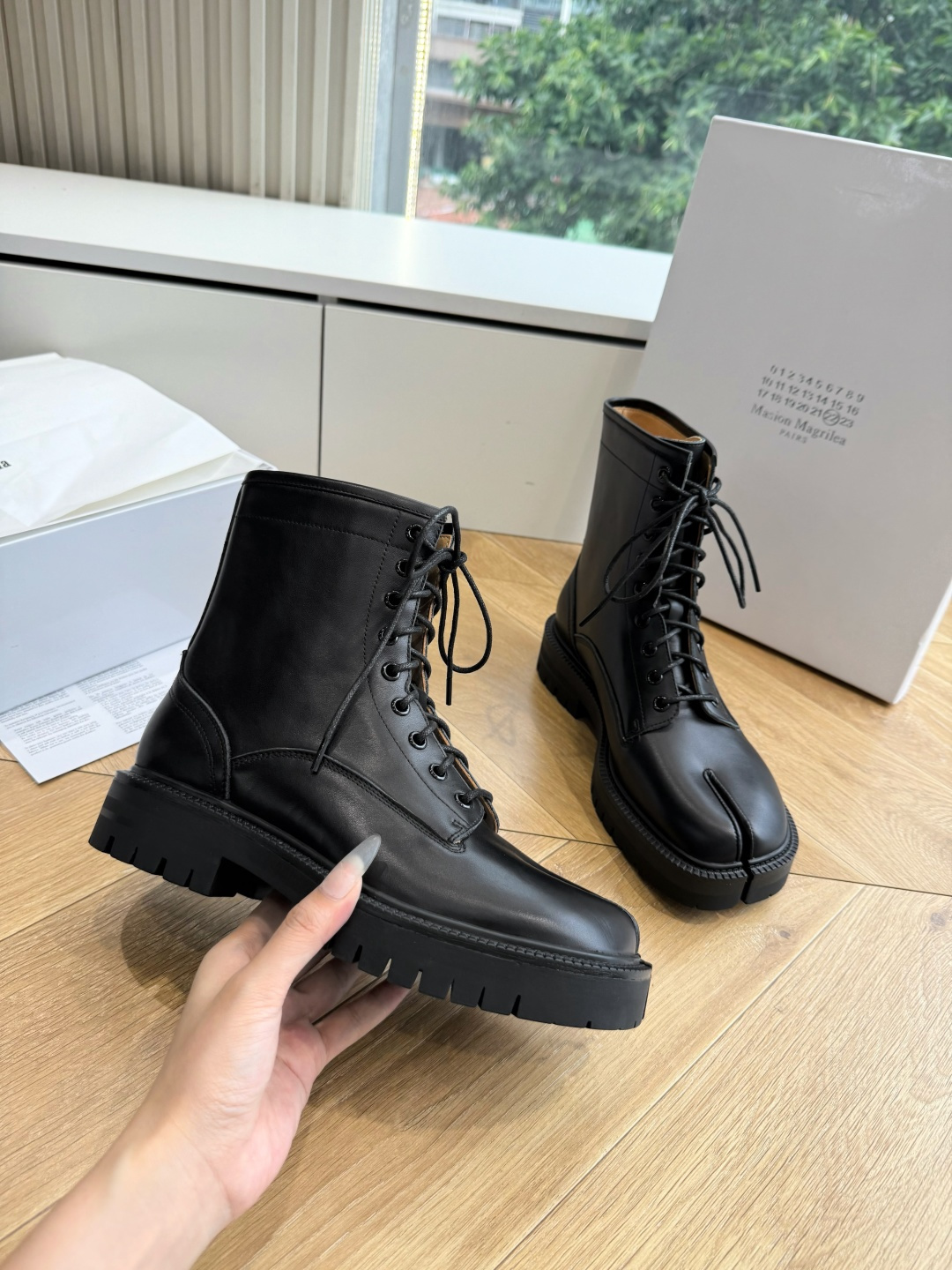 G042顶级品质Maison Margie*·26s 新款 复古色分趾马丁靴 马丁靴的经典八孔轮廓被完整保留——那份来自