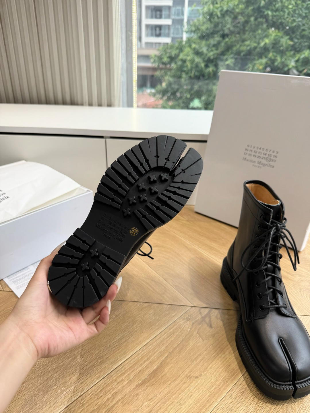 G042顶级品质Maison Margie*·26s 新款 复古色分趾马丁靴 马丁靴的经典八孔轮廓被完整保留——那份来自