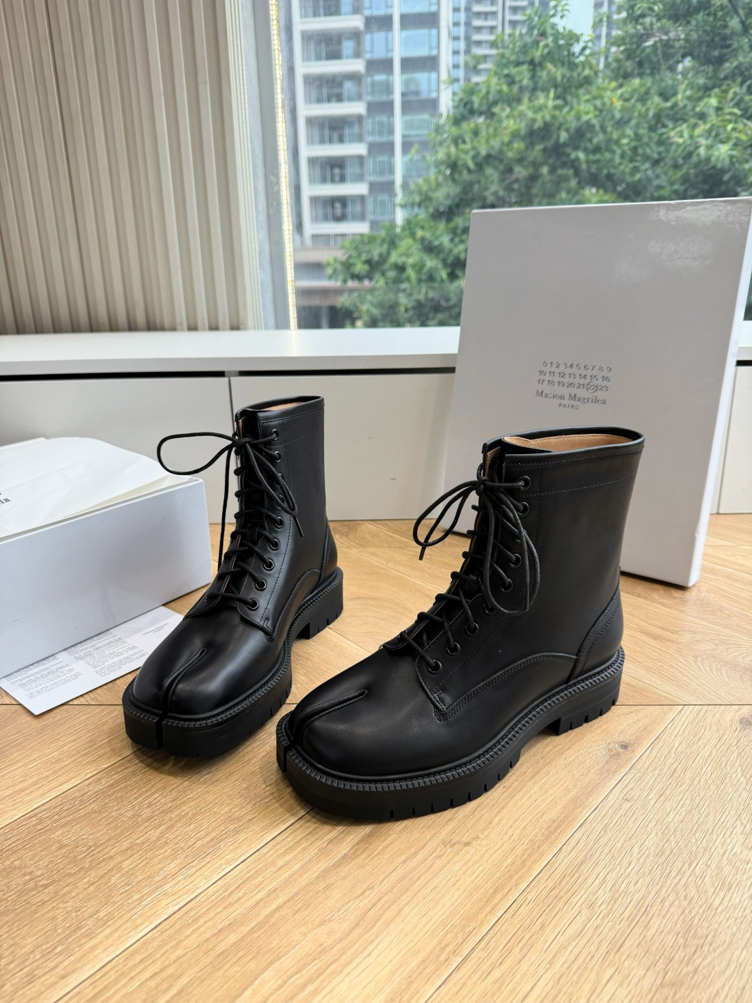 G042顶级品质Maison Margie*·26s 新款 复古色分趾马丁靴 马丁靴的经典八孔轮廓被完整保留——那份来自