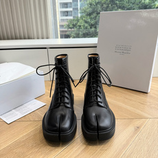 G042顶级品质Maison Margie*·26s 新款 复古色分趾马丁靴 马丁靴的经典八孔轮廓被完整保留——那份来自 G042顶级品质Maison Margie*·26s 新款 复古色分趾马丁靴 马丁靴的经典八孔轮廓被完整保留——那份来自