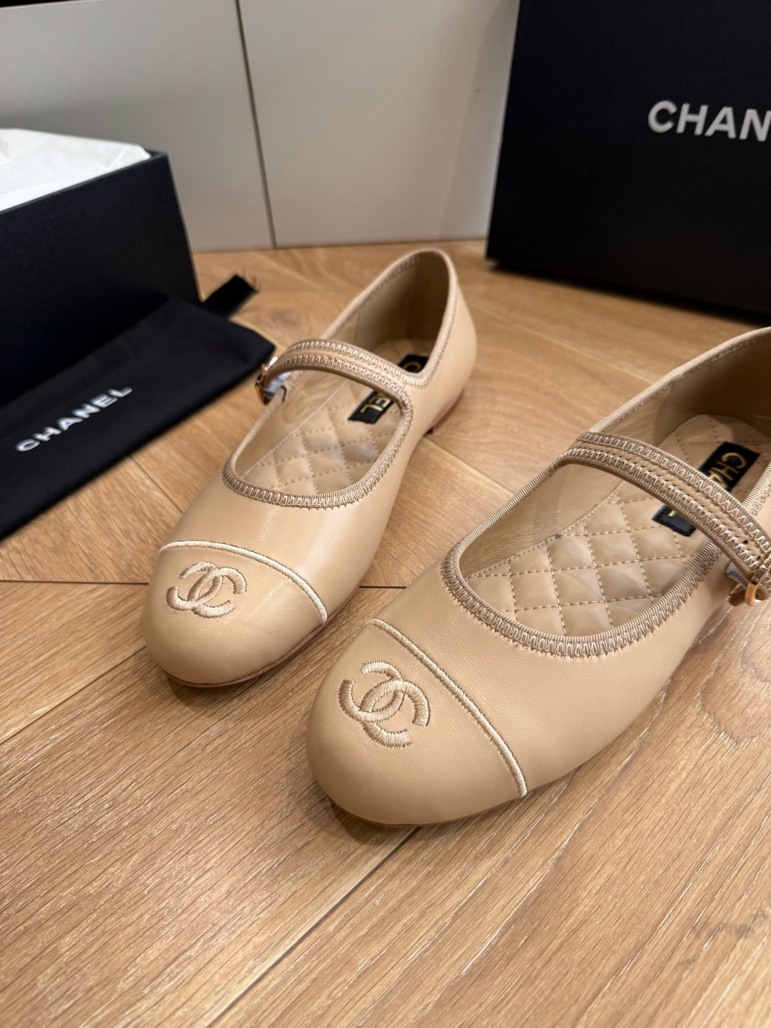 G988😀CHANEL* 香奈儿小香2026专柜同步新款单鞋 极简设计 超好搭配的日常款、无论高度 质感都无可挑剔。小方 G988😀CHANEL* 香奈儿小香2026专柜同步新款单鞋 极简设计 超好搭配的日常款、无论高度 质感都无可挑剔。小方