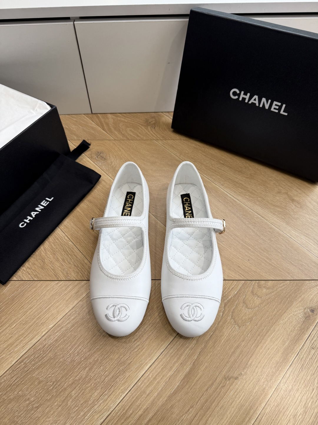 G988😀CHANEL* 香奈儿小香2026专柜同步新款单鞋 极简设计 超好搭配的日常款、无论高度 质感都无可挑剔。小方 G988😀CHANEL* 香奈儿小香2026专柜同步新款单鞋 极简设计 超好搭配的日常款、无论高度 质感都无可挑剔。小方