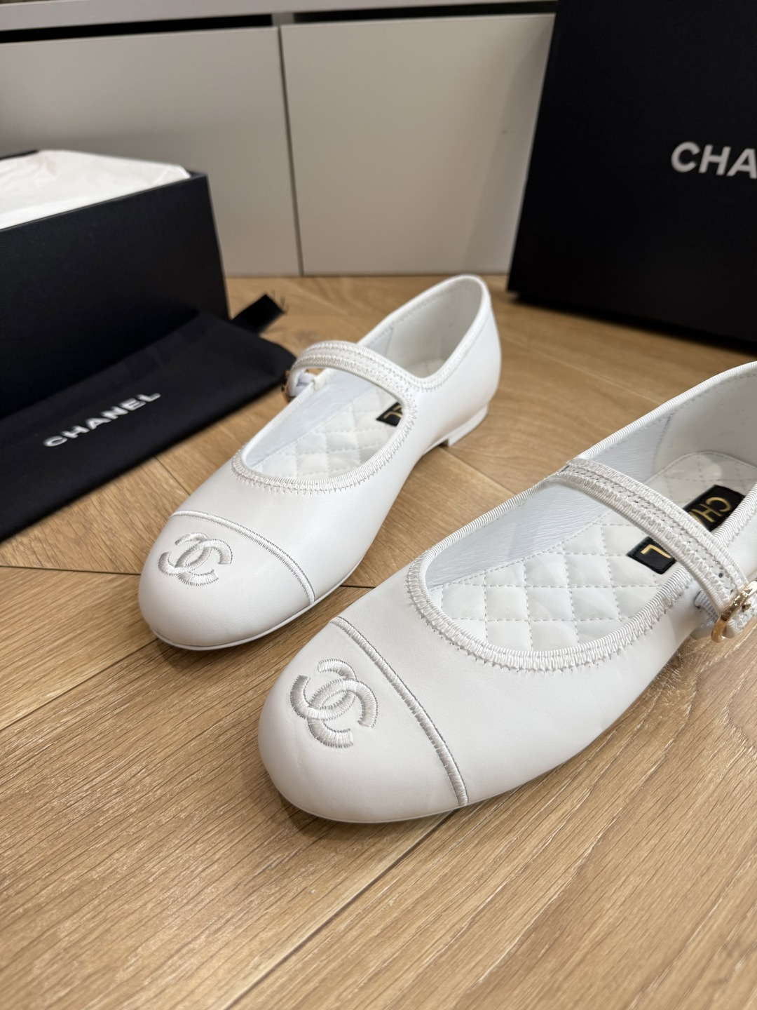 G988😀CHANEL* 香奈儿小香2026专柜同步新款单鞋 极简设计 超好搭配的日常款、无论高度 质感都无可挑剔。小方 G988😀CHANEL* 香奈儿小香2026专柜同步新款单鞋 极简设计 超好搭配的日常款、无论高度 质感都无可挑剔。小方