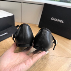 G988😀CHANEL* 香奈儿小香2026专柜同步新款单鞋 极简设计 超好搭配的日常款、无论高度 质感都无可挑剔。小方 G988😀CHANEL* 香奈儿小香2026专柜同步新款单鞋 极简设计 超好搭配的日常款、无论高度 质感都无可挑剔。小方