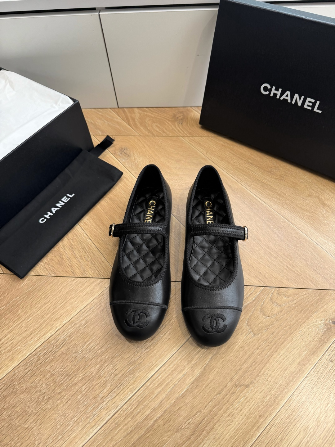 G988😀CHANEL* 香奈儿小香2026专柜同步新款单鞋 极简设计 超好搭配的日常款、无论高度 质感都无可挑剔。小方 G988😀CHANEL* 香奈儿小香2026专柜同步新款单鞋 极简设计 超好搭配的日常款、无论高度 质感都无可挑剔。小方