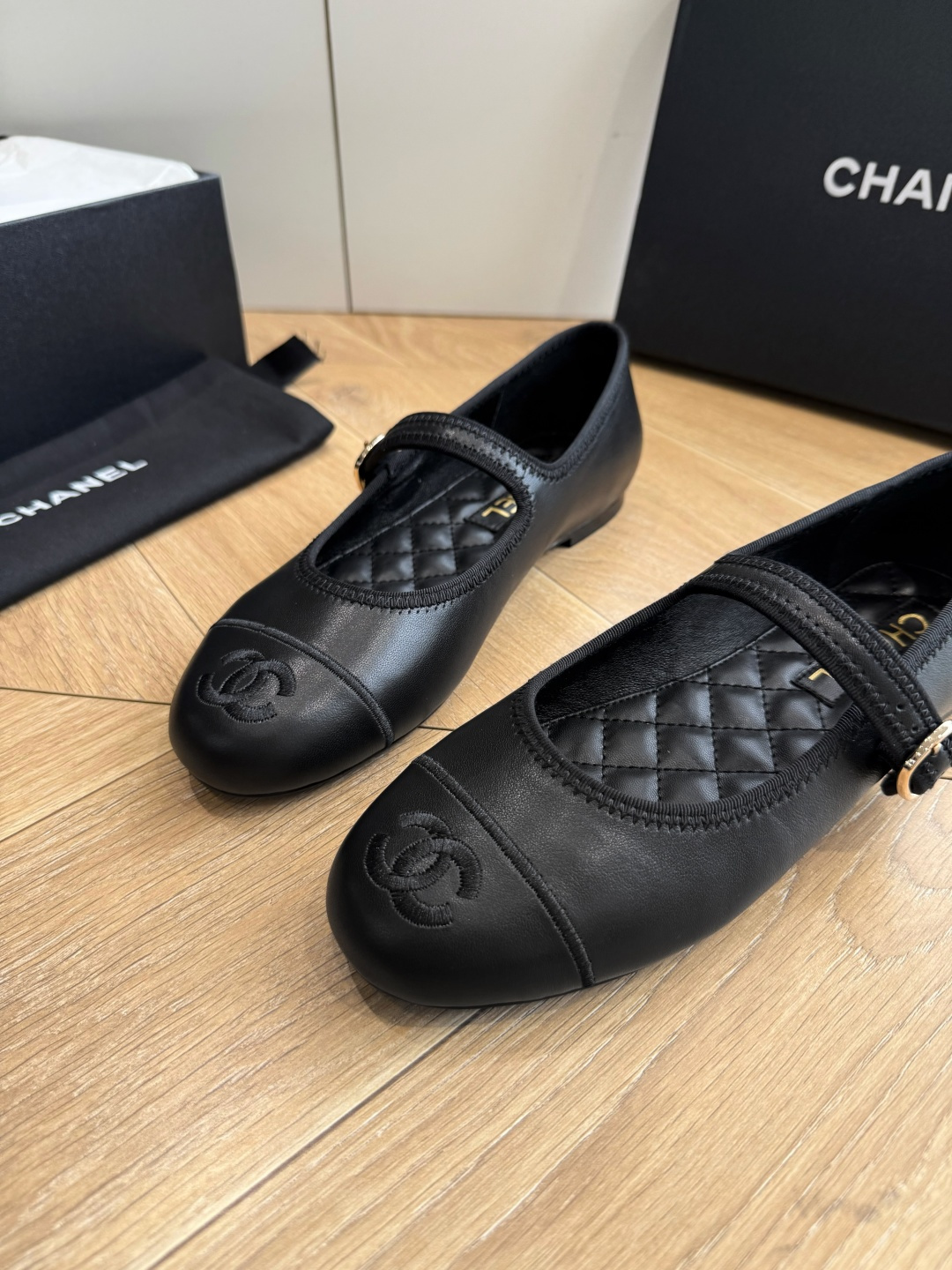 G988😀CHANEL* 香奈儿小香2026专柜同步新款单鞋 极简设计 超好搭配的日常款、无论高度 质感都无可挑剔。小方 G988😀CHANEL* 香奈儿小香2026专柜同步新款单鞋 极简设计 超好搭配的日常款、无论高度 质感都无可挑剔。小方