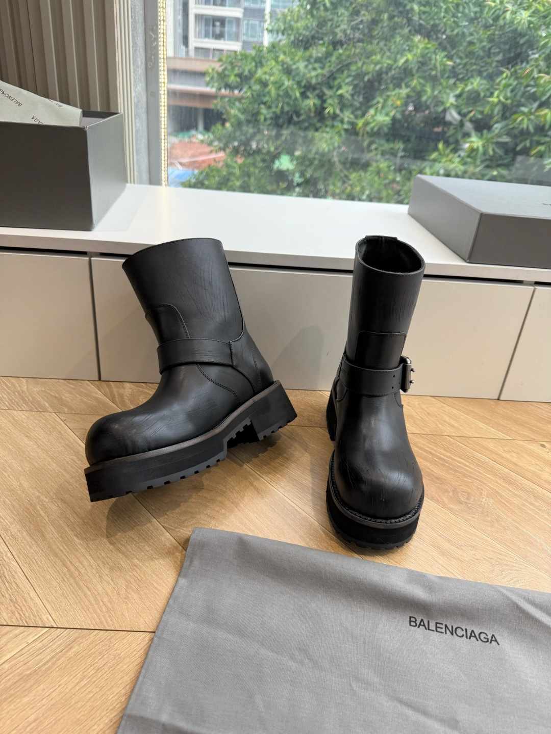 G261代购级别Balenciaga巴黎世家毒液Veno短筒靴 请认准高版本 这款靴子在设计上独具匠心 以绑带与皮带元 G261代购级别Balenciaga巴黎世家毒液Veno短筒靴 请认准高版本 这款靴子在设计上独具匠心 以绑带与皮带元
