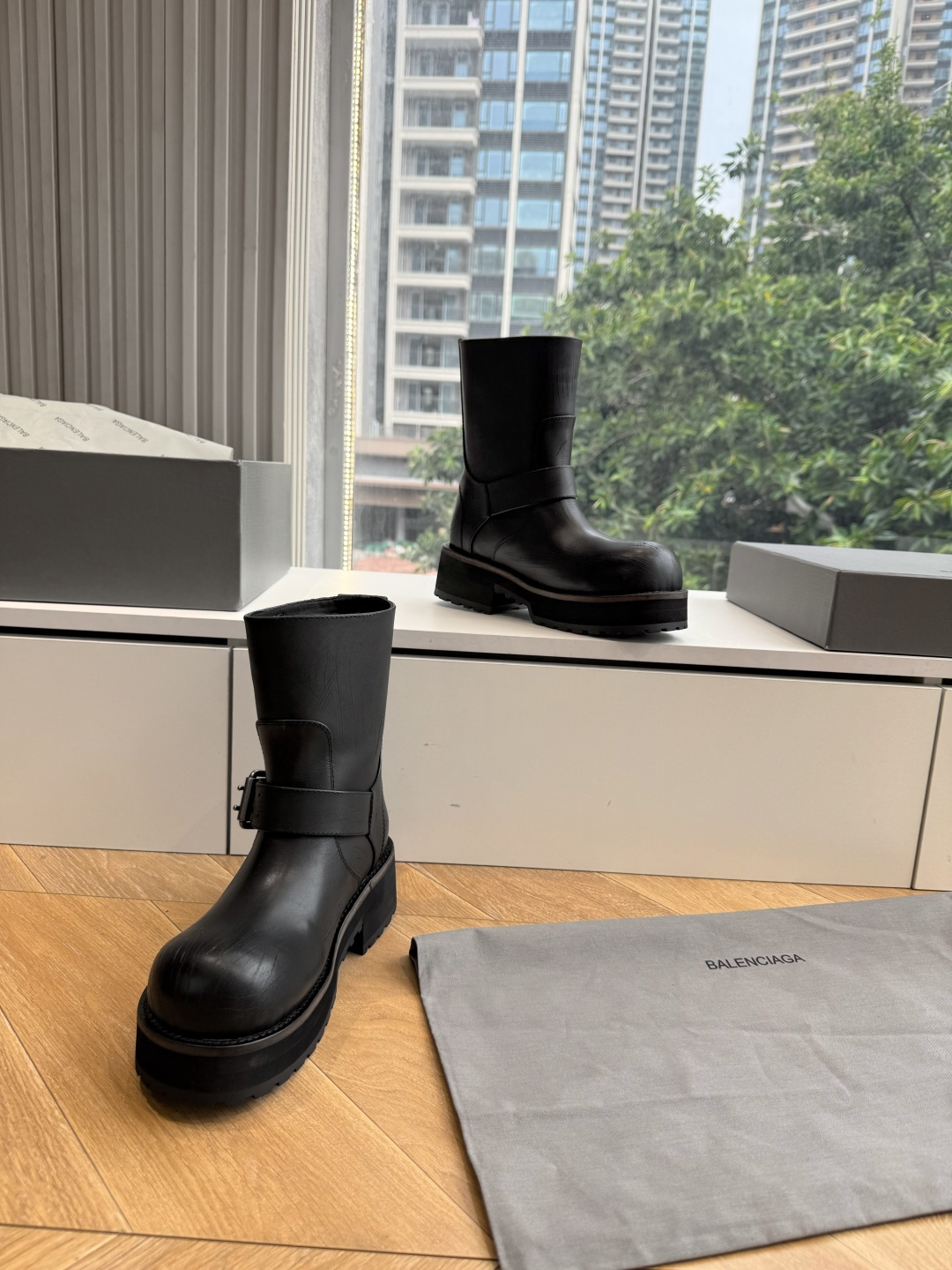 G261代购级别Balenciaga巴黎世家毒液Veno短筒靴 请认准高版本 这款靴子在设计上独具匠心 以绑带与皮带元 G261代购级别Balenciaga巴黎世家毒液Veno短筒靴 请认准高版本 这款靴子在设计上独具匠心 以绑带与皮带元