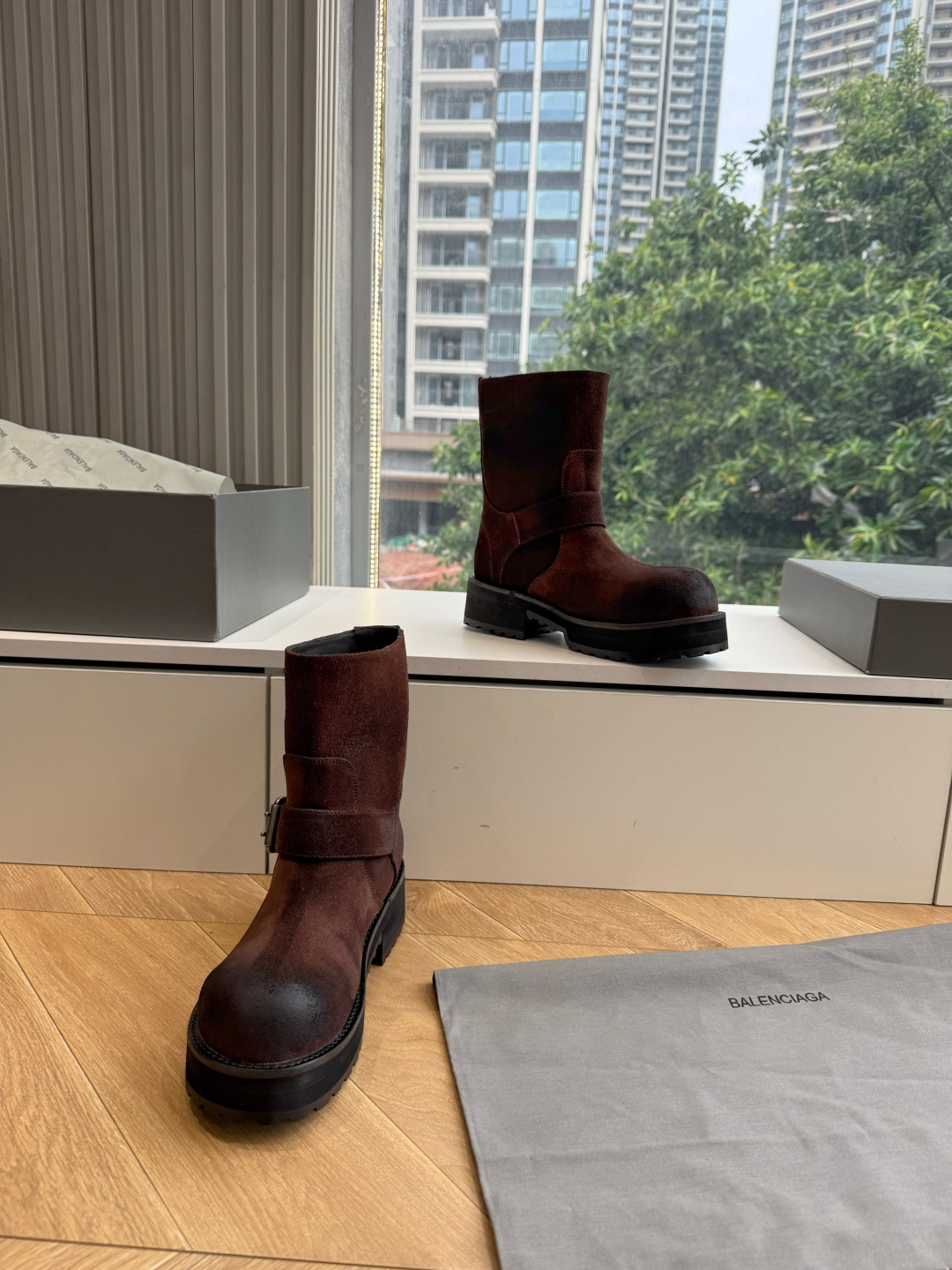 G261代购级别Balenciaga巴黎世家毒液Veno短筒靴  请认准高版本 这款靴子在设计上独具匠心 以绑带与皮带元