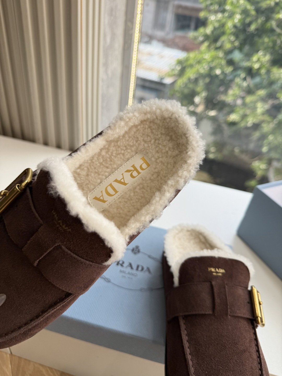 G021所见即所得代购级别市面最高版本 PRADA 普拉达新款△三角标一脚蹬羊毛鞋,厚底靴 雪地靴 双色擦色牛绒真羊羔毛 G021所见即所得代购级别市面最高版本 PRADA 普拉达新款△三角标一脚蹬羊毛鞋,厚底靴 雪地靴 双色擦色牛绒真羊羔毛