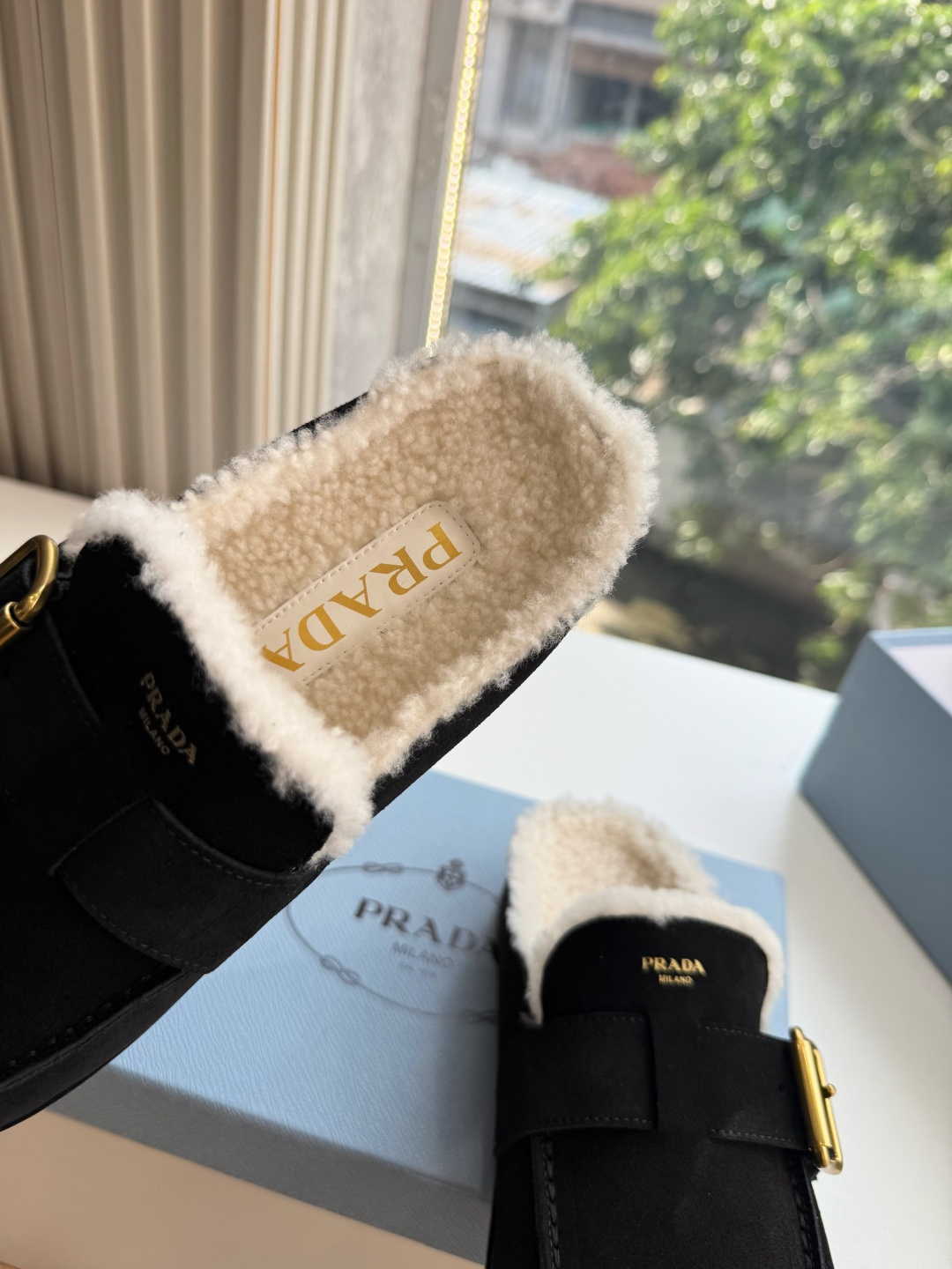 G021所见即所得代购级别市面最高版本 PRADA 普拉达新款△三角标一脚蹬羊毛鞋,厚底靴 雪地靴 双色擦色牛绒真羊羔毛 G021所见即所得代购级别市面最高版本 PRADA 普拉达新款△三角标一脚蹬羊毛鞋,厚底靴 雪地靴 双色擦色牛绒真羊羔毛