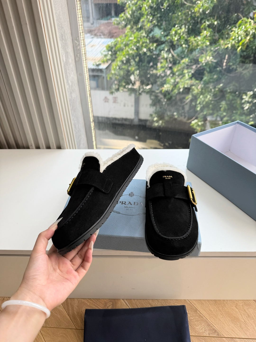 G021所见即所得代购级别市面最高版本 PRADA 普拉达新款△三角标一脚蹬羊毛鞋,厚底靴 雪地靴 双色擦色牛绒真羊羔毛 G021所见即所得代购级别市面最高版本 PRADA 普拉达新款△三角标一脚蹬羊毛鞋,厚底靴 雪地靴 双色擦色牛绒真羊羔毛