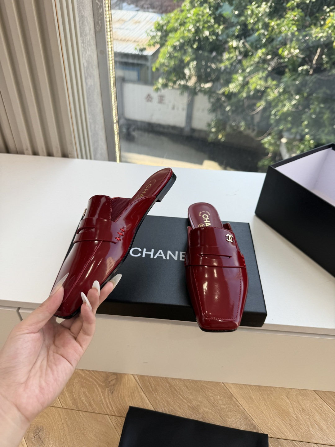G988带飞机盒Chane*26ss夏季新款玛丽珍单鞋 温柔名媛的氛围感缓缓蔓延,圆润鞋头搭配精巧的小蝴蝶结,撞色双C贴 G988带飞机盒Chane*26ss夏季新款玛丽珍单鞋 温柔名媛的氛围感缓缓蔓延,圆润鞋头搭配精巧的小蝴蝶结,撞色双C贴
