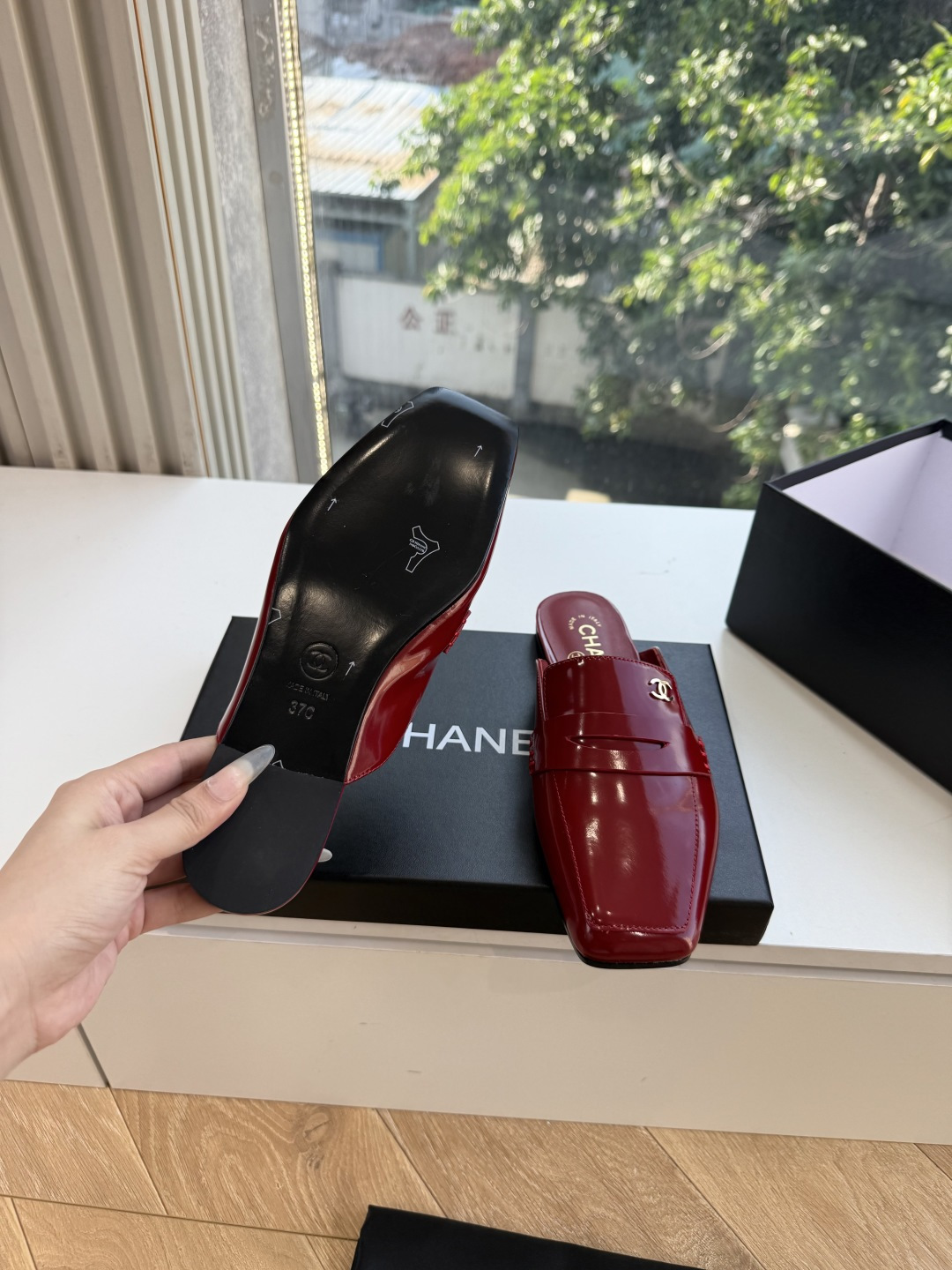G988带飞机盒Chane*26ss夏季新款玛丽珍单鞋 温柔名媛的氛围感缓缓蔓延,圆润鞋头搭配精巧的小蝴蝶结,撞色双C贴 G988带飞机盒Chane*26ss夏季新款玛丽珍单鞋 温柔名媛的氛围感缓缓蔓延,圆润鞋头搭配精巧的小蝴蝶结,撞色双C贴