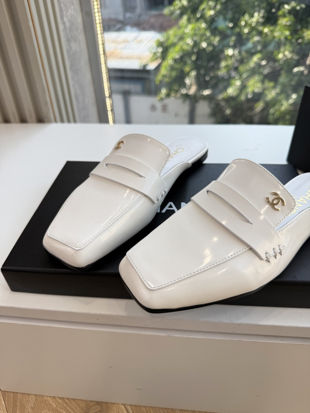 G988带飞机盒Chane*26ss夏季新款玛丽珍单鞋 温柔名媛的氛围感缓缓蔓延,圆润鞋头搭配精巧的小蝴蝶结,撞色双C贴 G988带飞机盒Chane*26ss夏季新款玛丽珍单鞋 温柔名媛的氛围感缓缓蔓延,圆润鞋头搭配精巧的小蝴蝶结,撞色双C贴