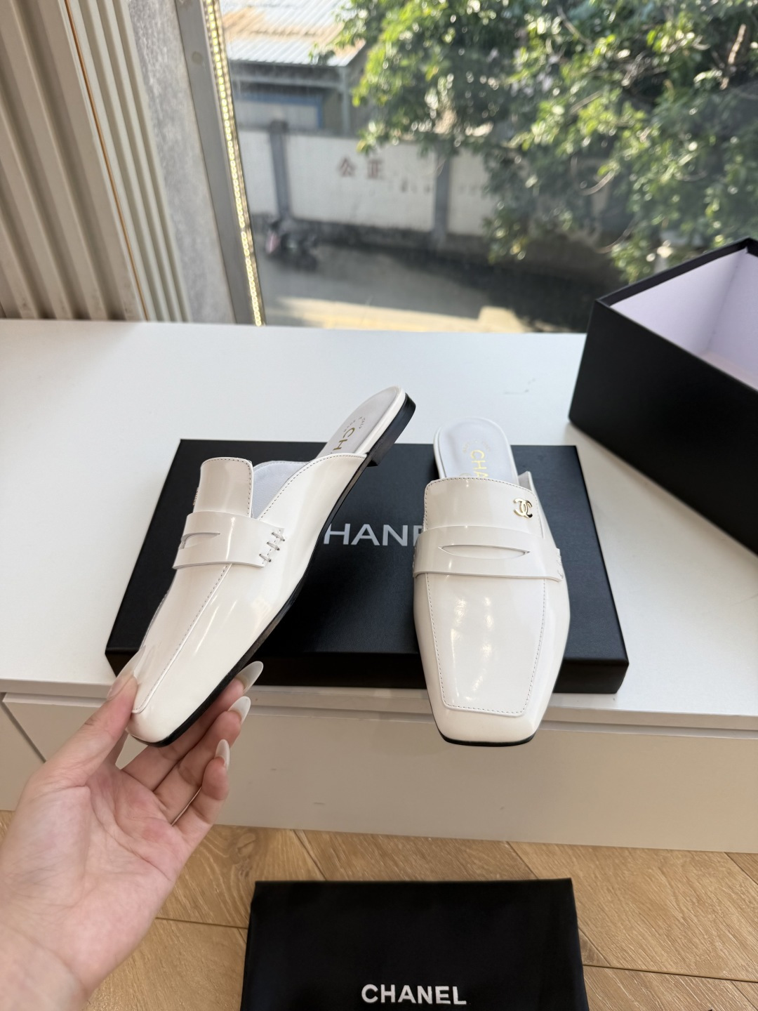 G988带飞机盒Chane*26ss夏季新款玛丽珍单鞋 温柔名媛的氛围感缓缓蔓延,圆润鞋头搭配精巧的小蝴蝶结,撞色双C贴 G988带飞机盒Chane*26ss夏季新款玛丽珍单鞋 温柔名媛的氛围感缓缓蔓延,圆润鞋头搭配精巧的小蝴蝶结,撞色双C贴