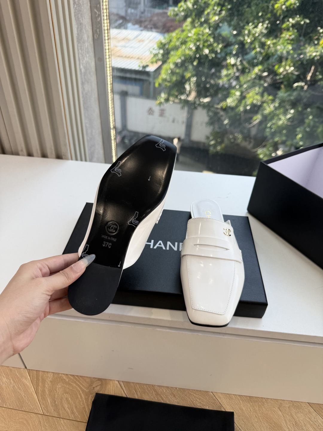 G988带飞机盒Chane*26ss夏季新款玛丽珍单鞋 温柔名媛的氛围感缓缓蔓延,圆润鞋头搭配精巧的小蝴蝶结,撞色双C贴 G988带飞机盒Chane*26ss夏季新款玛丽珍单鞋 温柔名媛的氛围感缓缓蔓延,圆润鞋头搭配精巧的小蝴蝶结,撞色双C贴