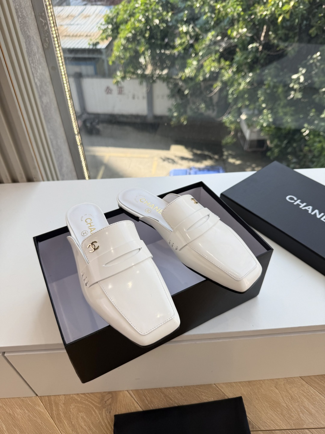 G988带飞机盒Chane*26ss夏季新款玛丽珍单鞋 温柔名媛的氛围感缓缓蔓延,圆润鞋头搭配精巧的小蝴蝶结,撞色双C贴 G988带飞机盒Chane*26ss夏季新款玛丽珍单鞋 温柔名媛的氛围感缓缓蔓延,圆润鞋头搭配精巧的小蝴蝶结,撞色双C贴