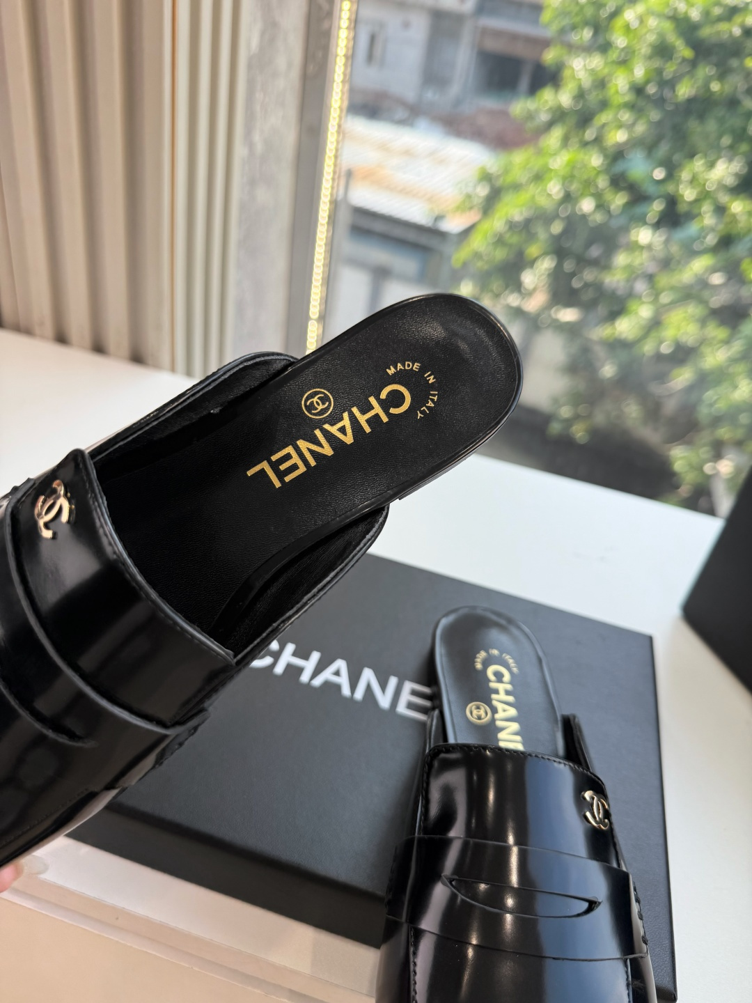 G988带飞机盒Chane*26ss夏季新款玛丽珍单鞋 温柔名媛的氛围感缓缓蔓延,圆润鞋头搭配精巧的小蝴蝶结,撞色双C贴 G988带飞机盒Chane*26ss夏季新款玛丽珍单鞋 温柔名媛的氛围感缓缓蔓延,圆润鞋头搭配精巧的小蝴蝶结,撞色双C贴