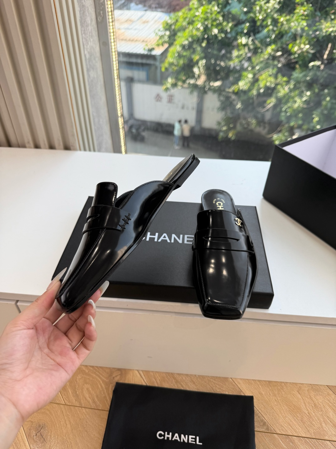 G988带飞机盒Chane*26ss夏季新款玛丽珍单鞋 温柔名媛的氛围感缓缓蔓延,圆润鞋头搭配精巧的小蝴蝶结,撞色双C贴 G988带飞机盒Chane*26ss夏季新款玛丽珍单鞋 温柔名媛的氛围感缓缓蔓延,圆润鞋头搭配精巧的小蝴蝶结,撞色双C贴