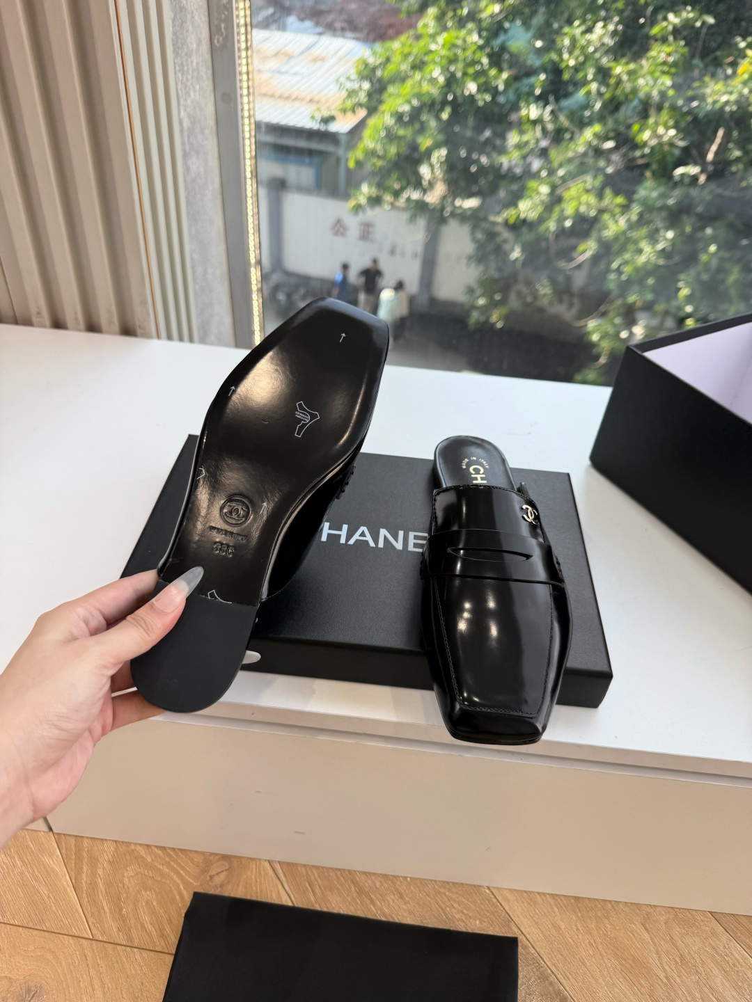 G988带飞机盒Chane*26ss夏季新款玛丽珍单鞋 温柔名媛的氛围感缓缓蔓延,圆润鞋头搭配精巧的小蝴蝶结,撞色双C贴 G988带飞机盒Chane*26ss夏季新款玛丽珍单鞋 温柔名媛的氛围感缓缓蔓延,圆润鞋头搭配精巧的小蝴蝶结,撞色双C贴
