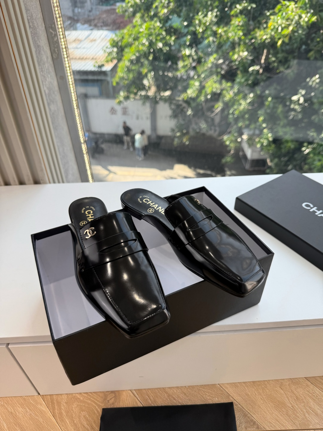 G988带飞机盒Chane*26ss夏季新款玛丽珍单鞋 温柔名媛的氛围感缓缓蔓延,圆润鞋头搭配精巧的小蝴蝶结,撞色双C贴 G988带飞机盒Chane*26ss夏季新款玛丽珍单鞋 温柔名媛的氛围感缓缓蔓延,圆润鞋头搭配精巧的小蝴蝶结,撞色双C贴