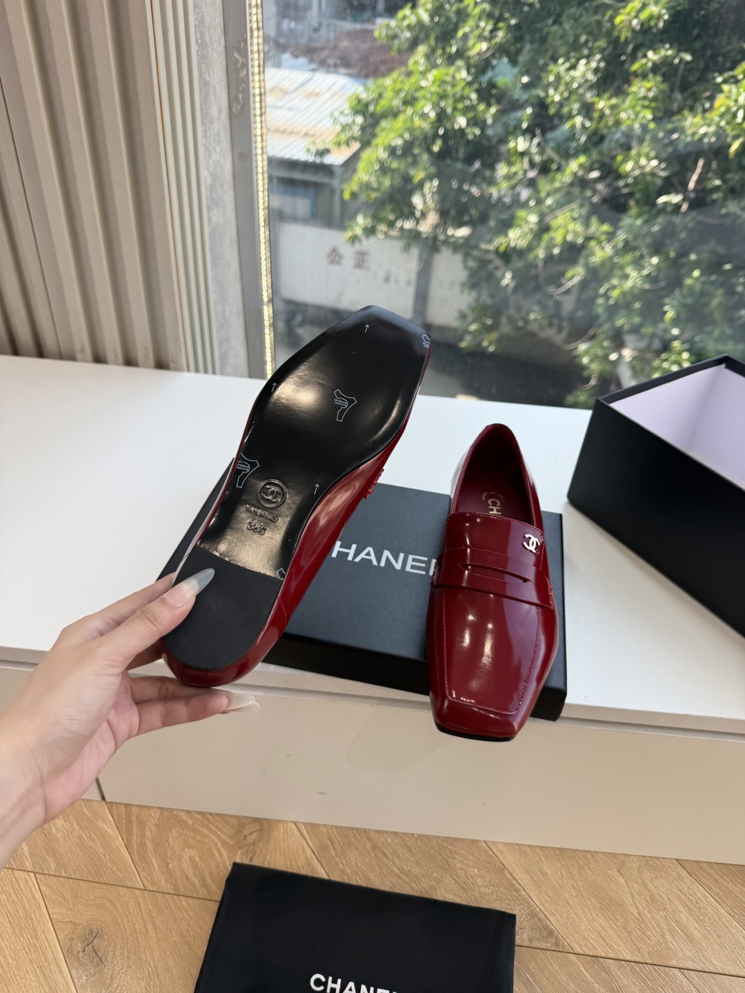 G988带飞机盒Chane*26ss夏季新款玛丽珍单鞋 温柔名媛的氛围感缓缓蔓延,圆润鞋头搭配精巧的小蝴蝶结,撞色双C贴 G988带飞机盒Chane*26ss夏季新款玛丽珍单鞋 温柔名媛的氛围感缓缓蔓延,圆润鞋头搭配精巧的小蝴蝶结,撞色双C贴